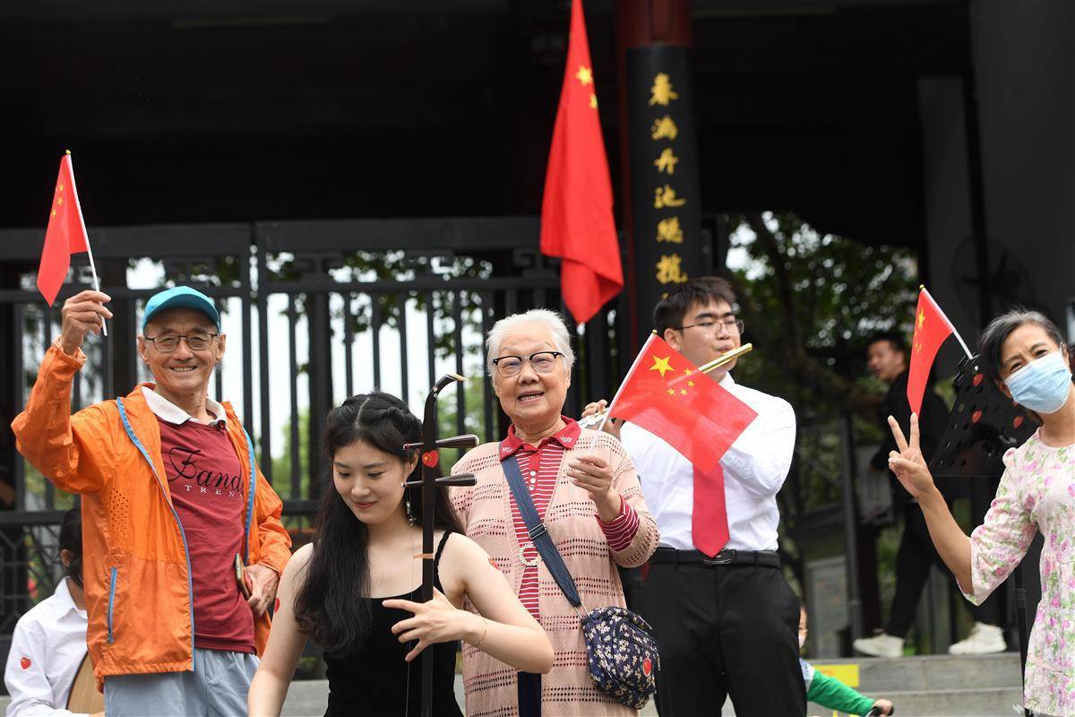 以斗牛游戏赚现金